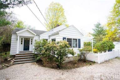Main picture of 8 Horseshoe Ln