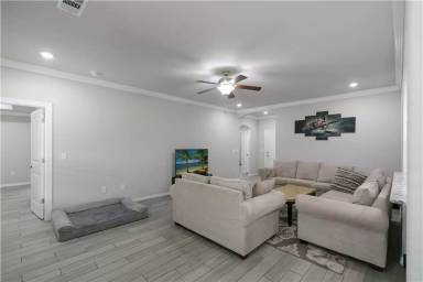 Main picture of 1041 Lakeview Dr