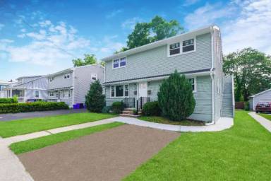 Main picture of 32 Cedar Ave