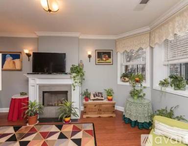 Main picture of 1216 W Oakdale Ave