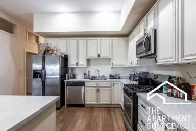 Main picture of 2358 N Clybourn Ave