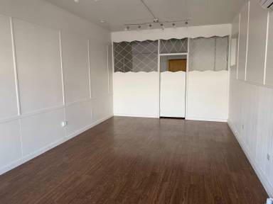 Main picture of 323 S Broadway St