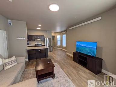 Main picture of 444 W Broadway St