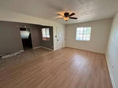Main picture of 1015 W Commercial Ave