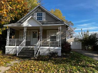 Main picture of 370 Oak St