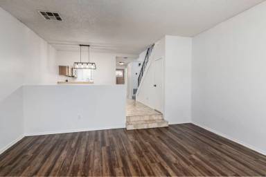 Main picture of 12301 Osborne St