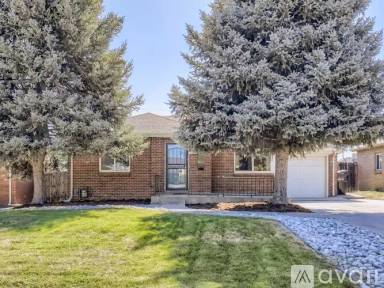Main picture of 2450 Poplar St