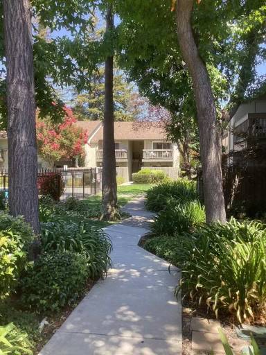 Main picture of 2560 Walnut Blvd