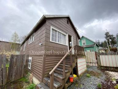 Main picture of 684 1/2 S 10th St