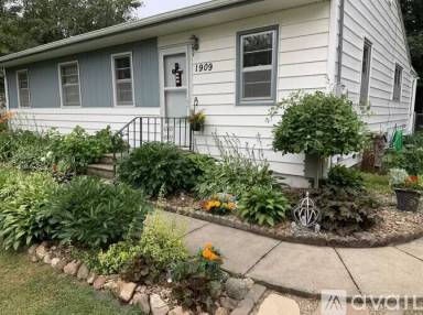 Main picture of 1909 Robin Rd