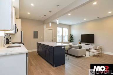 Main picture of 1040 W School St