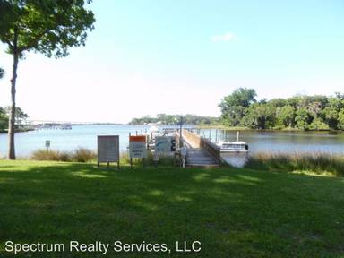 Main picture of Colonial Point Condominiums