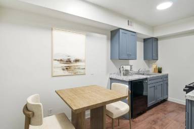 Main picture of 5255 Manhattan Rd