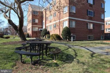 Main picture of 820A S Washington St