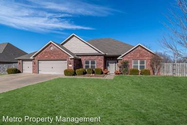 Main picture of 3703 NE Oaktrace Ave
