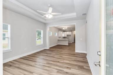 Main picture of 907 SE 2nd Ave