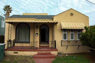 Main picture of 451 E 9th St