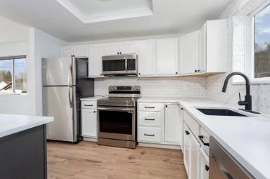 Main picture of 5430 S Prospect St