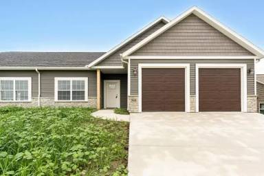 Main picture of 940 Kings Dr