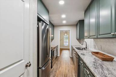 Main picture of 5222 Lake Shore Dr