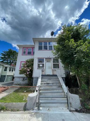 Main picture of 114 W Selden St