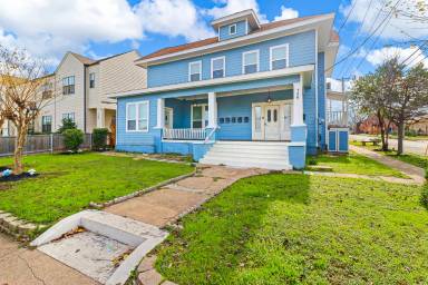 Main picture of 736 W 7th St
