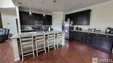Main picture of 100 Glory Rd