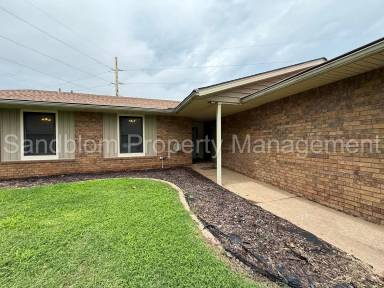 Main picture of 1702 S Nogales Ave