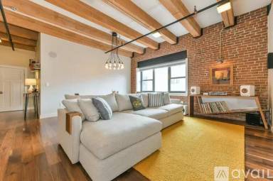 Main picture of 33 Sleeper St