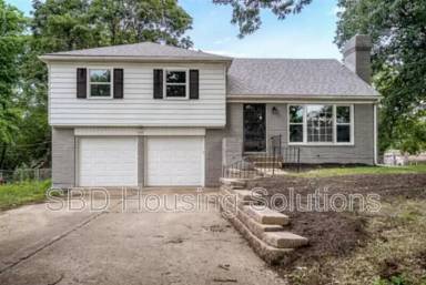 Main picture of 610 E 110th Ter