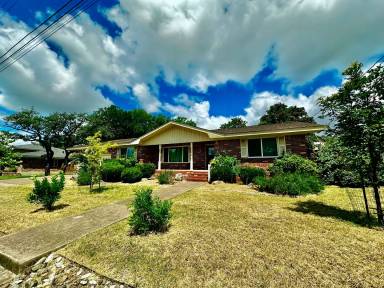 Main picture of 706 Mockingbird Ln