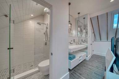 Main picture of 301 E 8th St