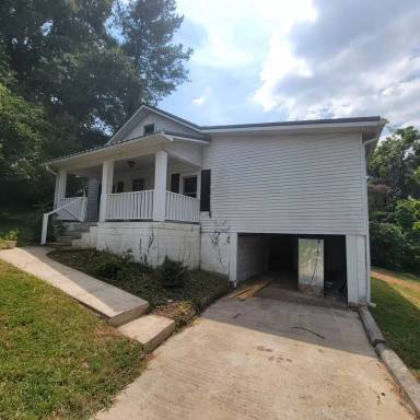 Main picture of 615 Evans St