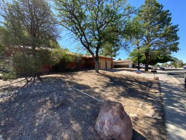 Main picture of 2440 Algodones St NE