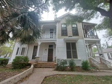 Main picture of 822 E Carson St