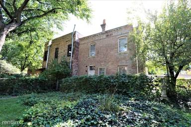 Main picture of 1537 W Adams St
