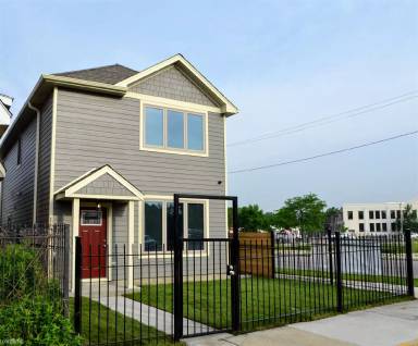 Main picture of 1300 S Heath Ave