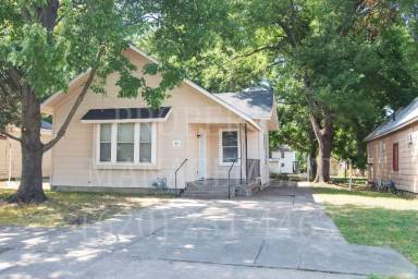 Main picture of 305 E 8th St