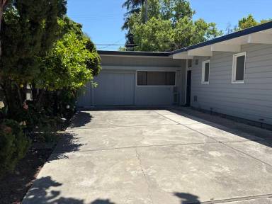 Main picture of 14 Roosevelt Cir