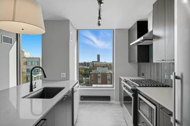 Main picture of 902 W Washington St