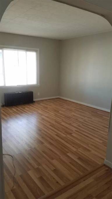 Main picture of 208 Crippen St