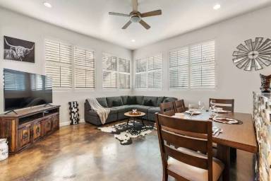 Main picture of 2612 Carnarvon Ln