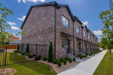 Main picture of 201 E 17th St
