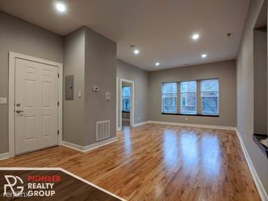 Main picture of 1923 W Montrose Ave