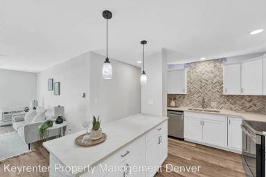 Main picture of 2835 S Monaco Pkwy