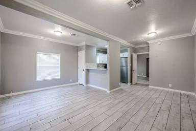 Main picture of 2501 E Culver St