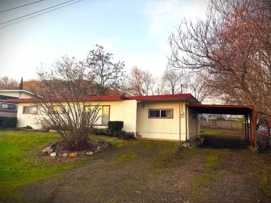 Main picture of 201 NW Reed St