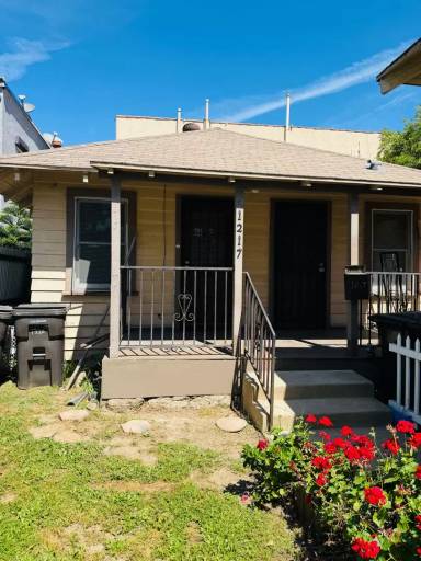 Main picture of 1220 E Broadway