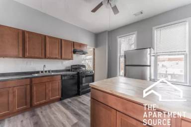 Main picture of 2057 W Roscoe St