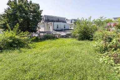 Main picture of 16 W 6th St